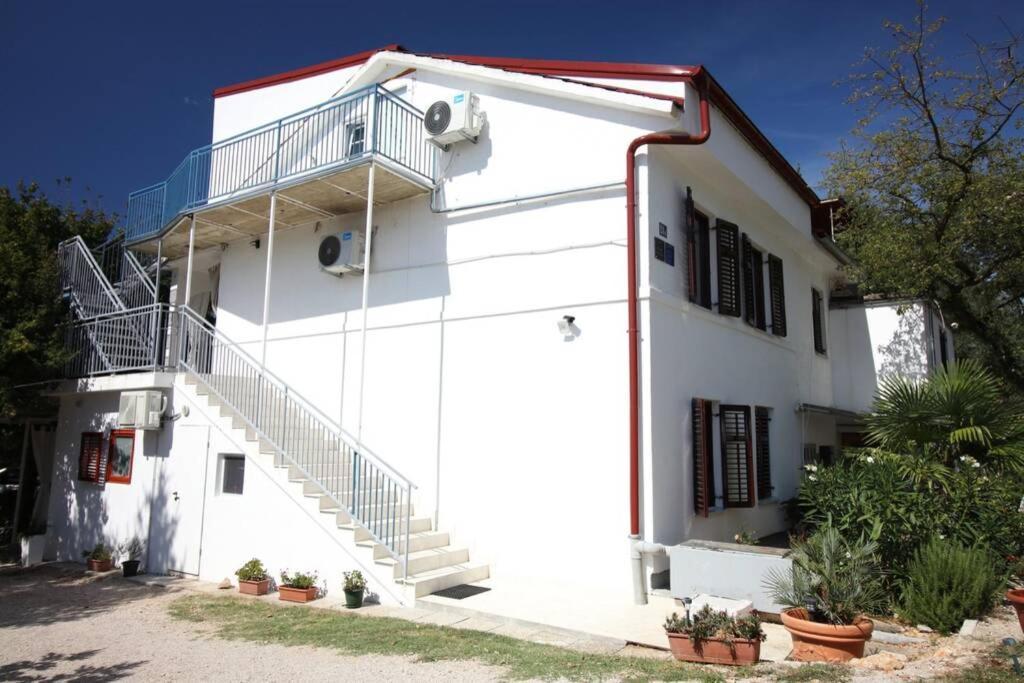 Apartment- Family Studio Malinska Exterior foto